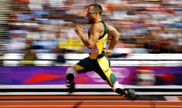 艾顿赛前盛赞戴维斯 称其为内线标杆与灵感来源 湖人独行侠焦点战前夕弥漫敬意