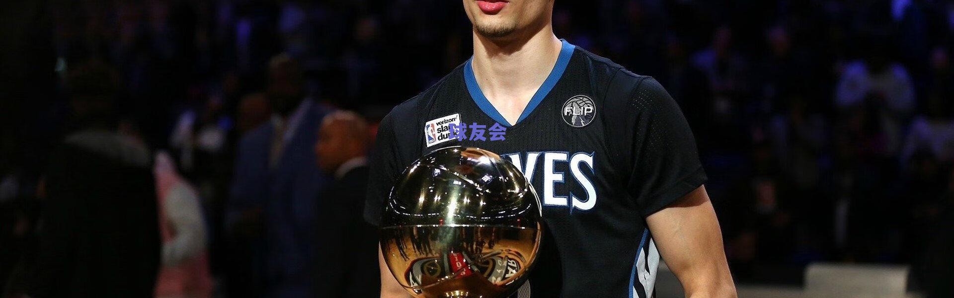 绿茵荒唐一幕！中冠赛场主教练伸脚绊人引争议