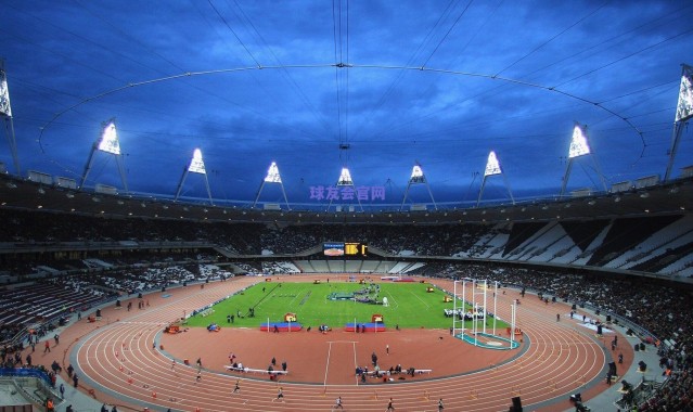 西甲巅峰对决，巴塞罗那客场力克比利亚雷亚尔，榜首之争白热化