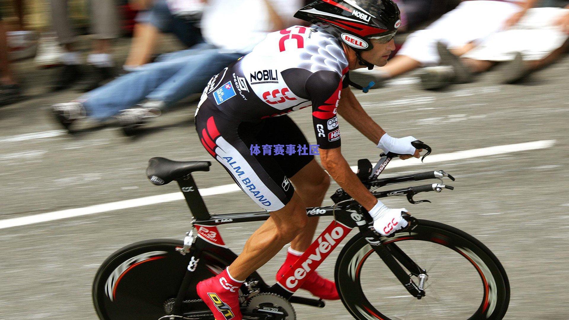 本泽马评选历史最佳十一人,三大罗纳尔多齐聚 梅西入围 皇马巴萨九席彰显传奇